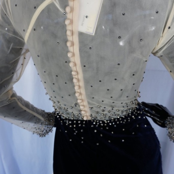 522 Azzure Couture, Beaded and Velvet Long sleeve - Picture 5 of 8